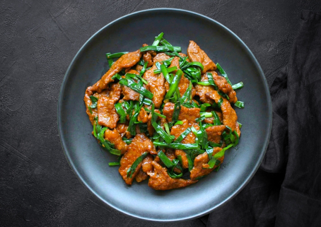 特製豚の角煮（豚レバ）- 厳選された豚肉を秘伝のタレでじっくり煮込んだ贅沢な一品