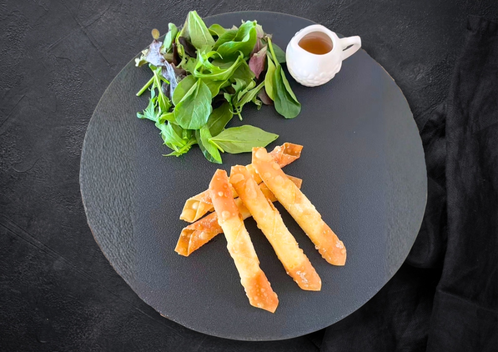 チーズ巻き - 濃厚なチーズをサクサクの衣で包み込んで揚げた人気商品